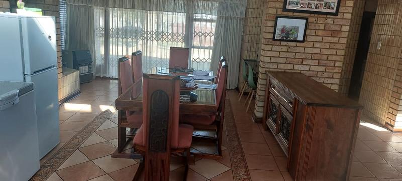 5 Bedroom Property for Sale in Riviera Park North West